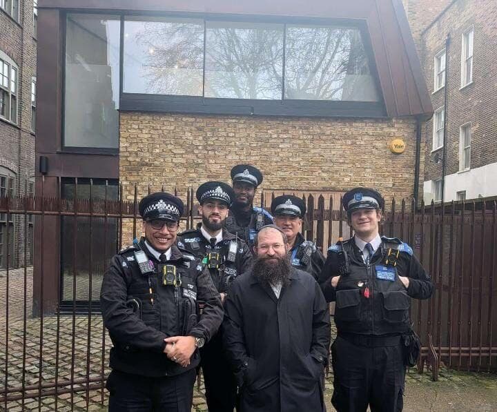 בלונדון שוטרים עמדו כחומה בצורה לאבטח את החנוכיה