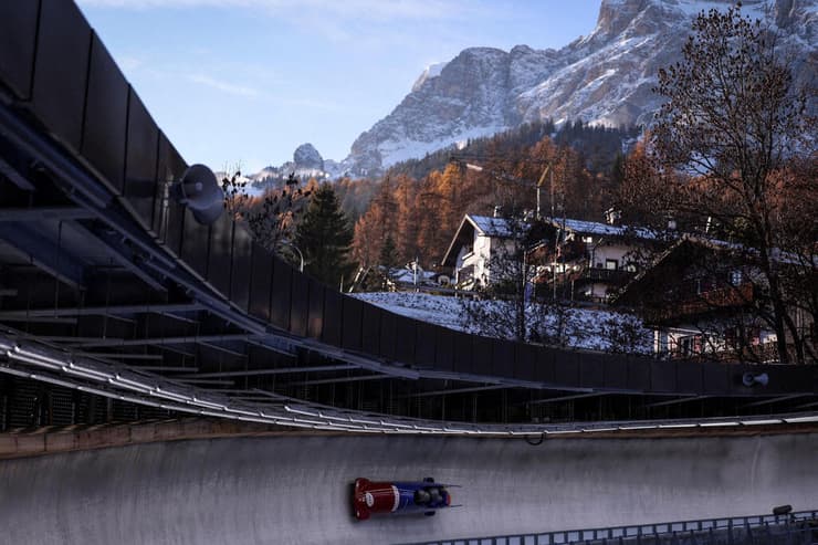 המזחלת של נבחרת הגברים של רומניה משתלבת בפסטורליה הלבנה, בהכנות לקראת אולימפיאדת החורף בקורטינה, איטליה (צילום: REUTERS/Claudia Greco) המזחלת של נבחרת הגברים של רומניה משתלבת בפסטורליה הלבנה, בהכנות לקראת אולימפיאדת החורף בקורטינה, איטליה