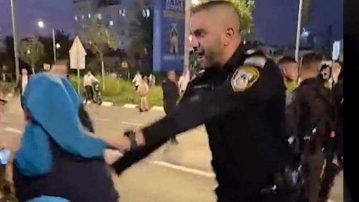 אלימות שוטרים כלפי נשים שנקלעו למקום ההפגנה