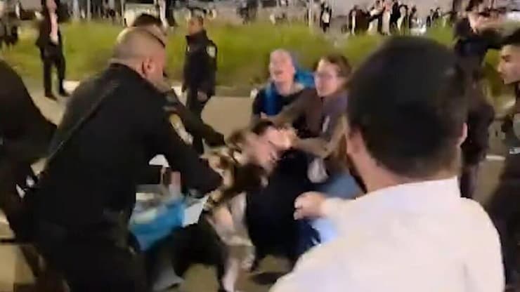 אלימות שוטרים כלפי נשים שנקלעו למקום ההפגנה