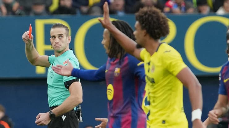 השופט שולף את האדום לווייגה