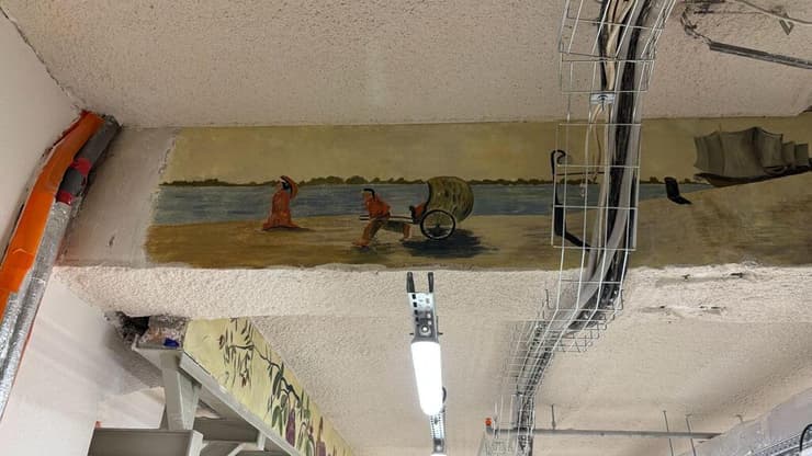 חלק מהציורים צוירו כנראה על ידי ילדים