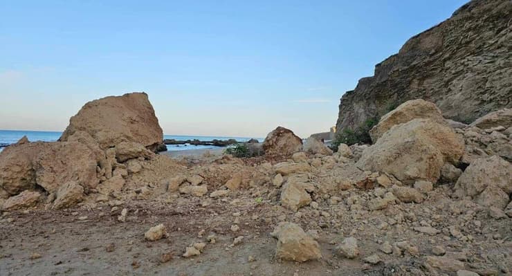 סלעים ענקיים שקרסו מהמצוק