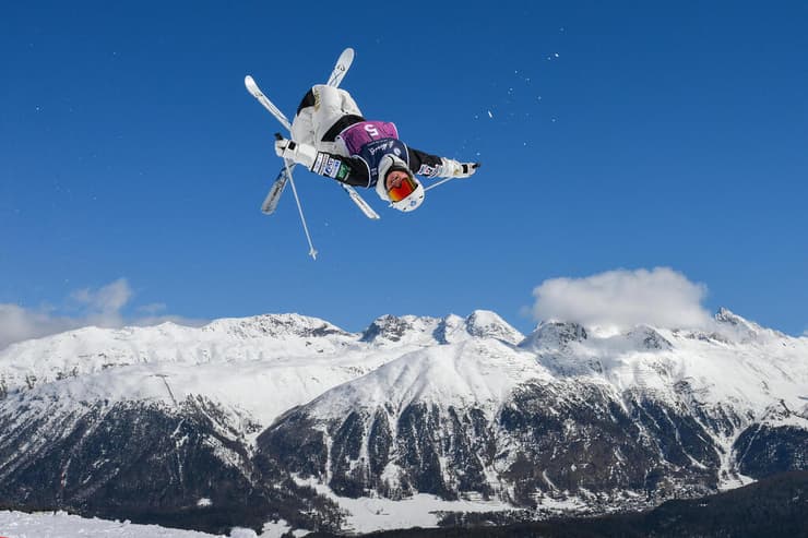 מעל פסגת סנט מוריץ. גולשת הסקי הינקו טומיטאקה היפנית מפגינה יכולת ריחוף מרשימה במהלך אימון שגרתי באליפות העולם (צילום: David Ramos/Getty Images) מעל פסגת סנט מוריץ: גולשת הסקי הינקו טומיטאקה היפנית, מפגינה יכולת ריחוף מרשימה במהלך אימון שגרתי באליפות העולם בסנואו-בורד