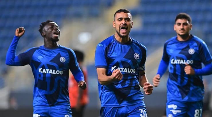 מוחמד הינדי מאושר עם חבריו