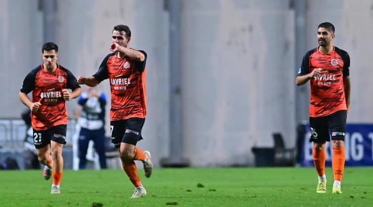 אוהד חזוט חוגג