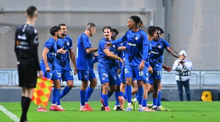 שחקני מכבי פתח תקווה חוגגים