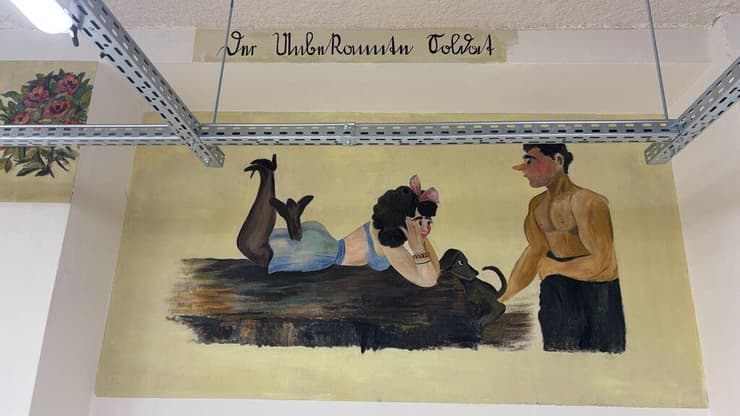 כנראה חלק מהציורים היו מהתקופה שהמקום שימש מועדון לקצינים נאצים