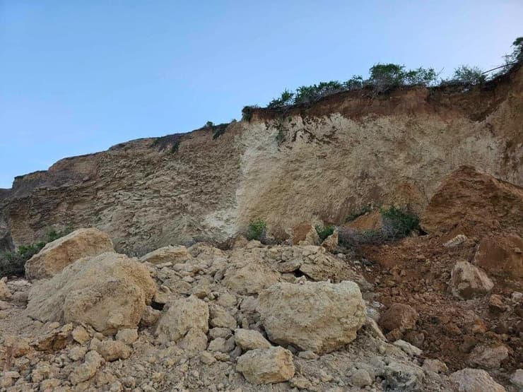 קריסה של מצוק הכורכר בחוף הים