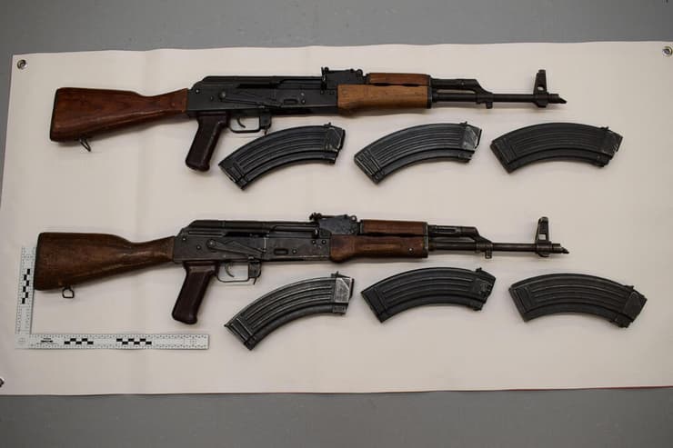 נשק שנמצא בביתו של אחד המורשעים בתכנון מתקפת טרור נגד יהודים ב בריטניה