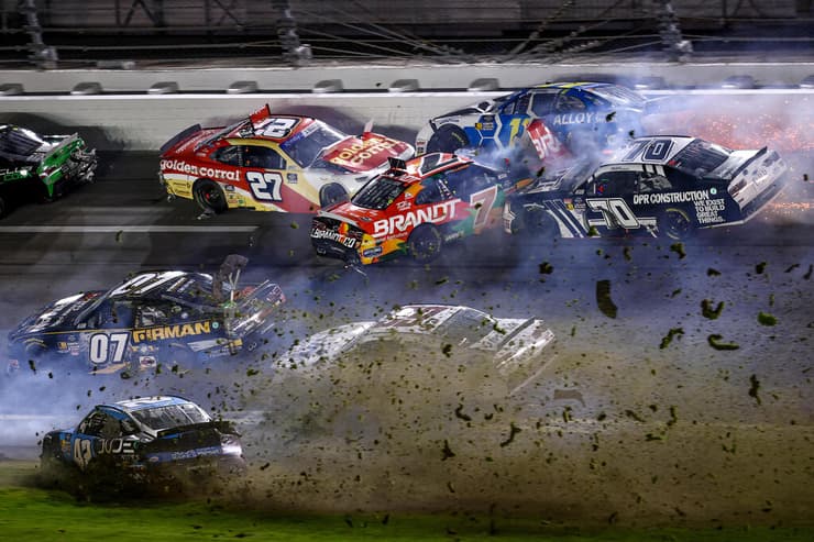 סוף הדרך. כאוס על קו הסיום של מרוץ United Rentals 300 מסדרת NASCAR Xfinity, בדייטונה ביץ', פלורידה (צילום: Jared C. Tilton/Getty Images) סוף הדרך: כאוס על קו הסיום של מרוץ United Rentals 300 מסדרת NASCAR Xfinity, בדייטונה ביץ', פלורידה