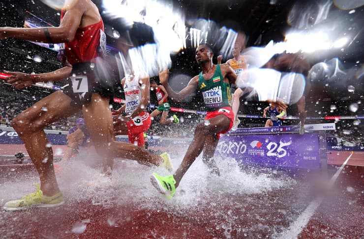 מגובה פני המים. ריצת 3,000 מטר מכשולים באליפות העולם באתלטיקה טוקיו (צילום: Jamie Squire/Getty Images) מגובה פני המים. ריצת 3,000 מטר מכשולים באליפות העולם באתלטיקה טוקיו