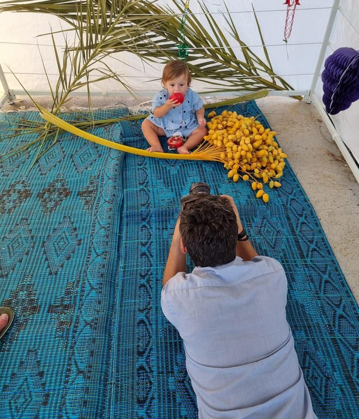  רועי מצלם ילד לכבוד סוכות