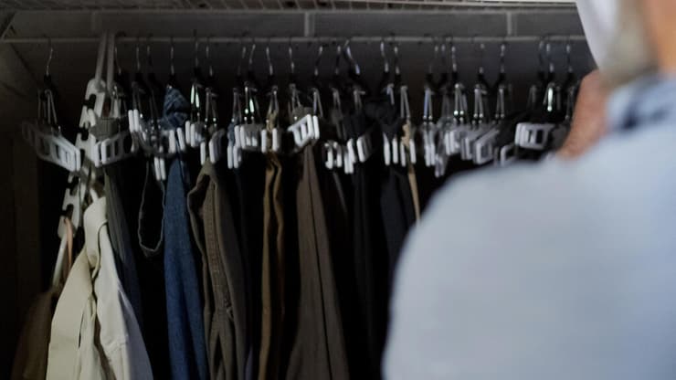 ארון עם בגדים משומשים