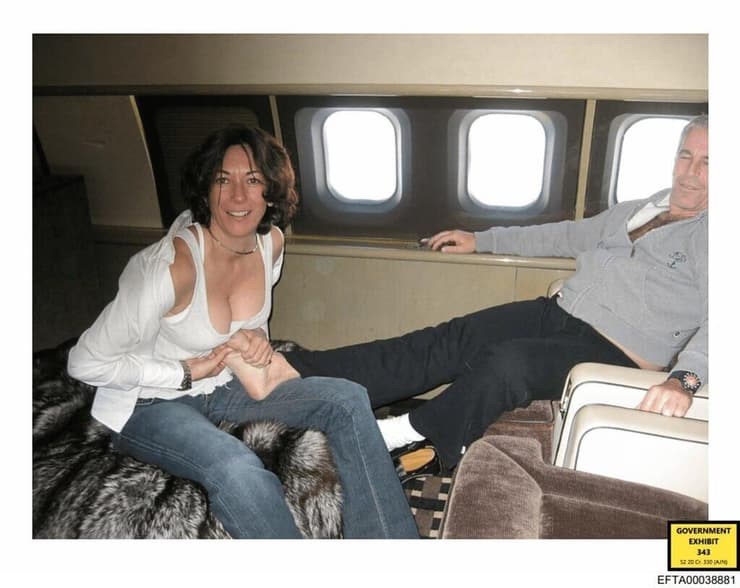 גיליין מקסוול מעסה את רגלו של ג'פרי אפשטיין ב מטוס פרטי תמונה שנחשפה במסגרת תיקי מסמכי אפשטיין