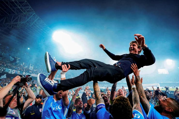 כחול עמוק. שחקני נאפולי מרימים את המאמן אנטוניו קונטה בחגיגות האליפות באצטדיון דייגו ארמנדו מראדונה (צילום: REUTERS/Matteo Ciambelli ) כחול עמוק. שחקני נאפולי מרימיפ את המאמן אנטוניו קונטה בחגיגות האליפות בדייגו ארמנדו מראדונהלי, במסגרת ה-קטע ה-21