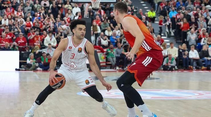 אלייז'ה בראיינט בפעולה