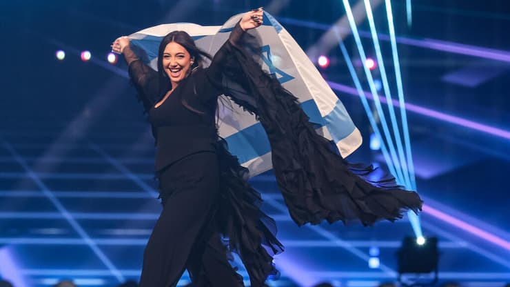 יובל רפאל מניפה את דגל ישראל באירוויזיון 2025 שנערך בשווייץ