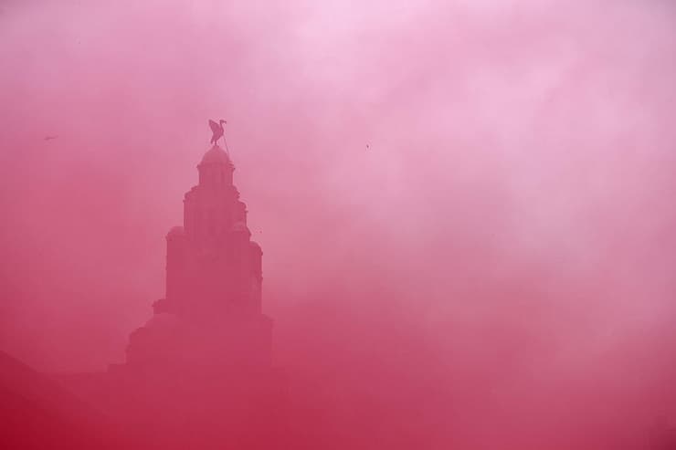 ענן אדום. בניין העירייה בליברפול מבעד לעשן חגיגות האליפות (צילום: Jan Kruger/Getty Images ) ענן אדום. בניין העירייה בליברפול מבעד לעשן חגיגות האליפות