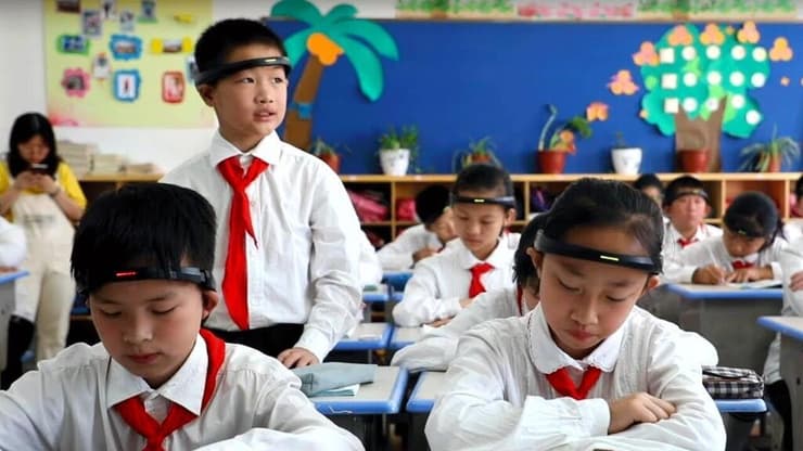 תלמידים בסין עם מכשירי AI על ראשיהם