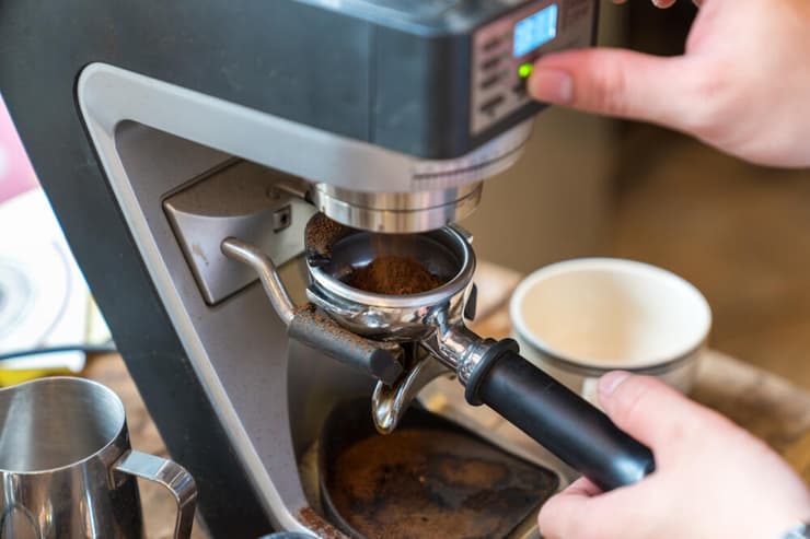 מכונת קפה. עדיף לקנות בסטארבקס (צילום: Vietnam Stock Images/Shutterstock) טחינת פולי קפה