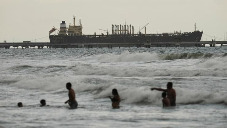 מכלית נפט עוגנת מול החוף בוונצואלה