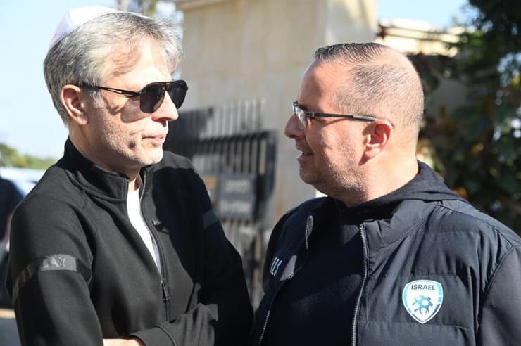 רן בן שמעון עם אלי אוחנה בהלוויה של אבי מלר