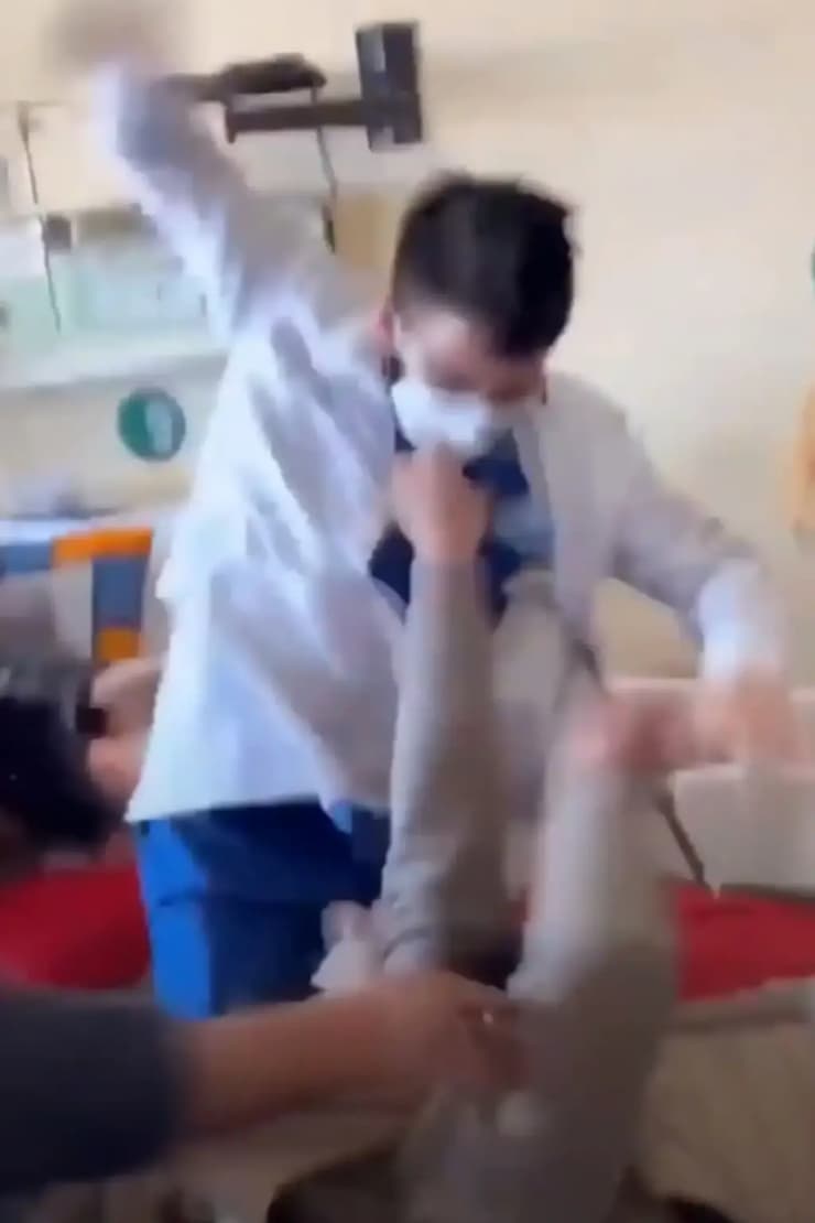 סרטון ויראלי הודו מכות בין רופא ומטופל