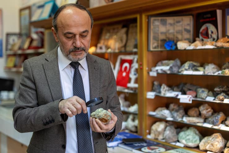 פרופ' אריק בוחן סלעים מאזור הבולענים