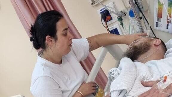 תום דסקלו השוטרת ובעלה שנפצע בשבעה באוקטובר בבית החולים