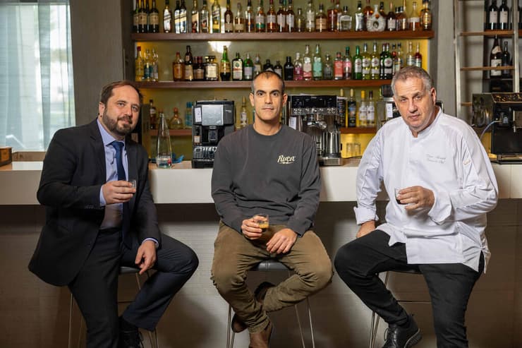 צוות הבדיקה של מכונות הקפה (מימין לשמאל): השף איתן מזרחי, אורי קטן ואיגור נק