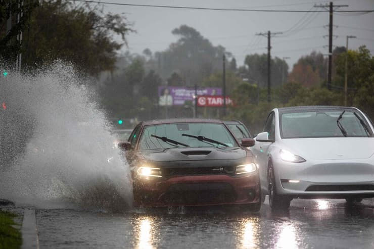 כבישים ברחבי קליפורניה הוצפו (צילום: Apu GOMES / AFP) סופה לוס אנג'לס קליפורניה ארה"ב