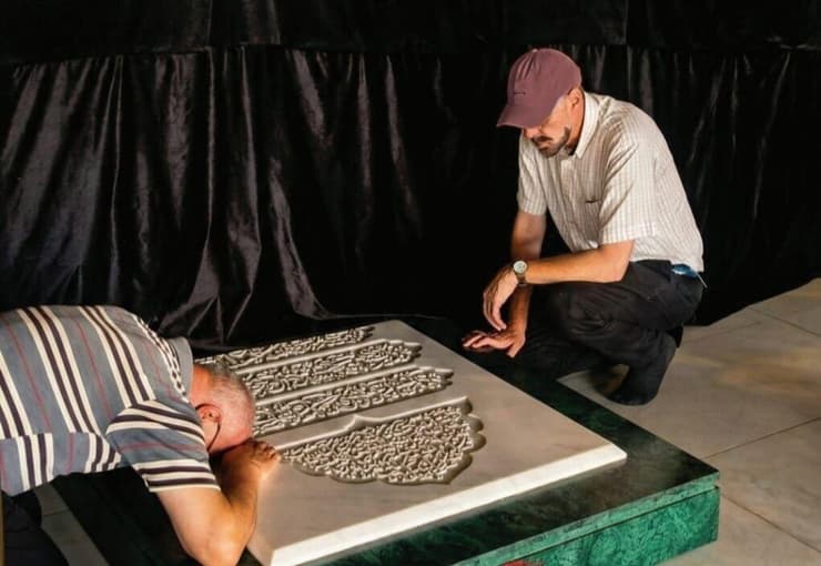 יצחק הורוביץ ליד קבר נסראללה