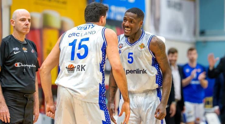 שליו לוגשי ודשון פרנסיס חוגגים