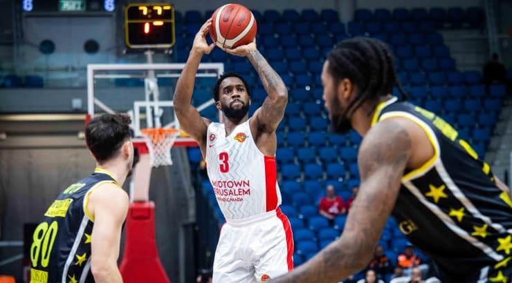 קאדין קרינגטון זורק