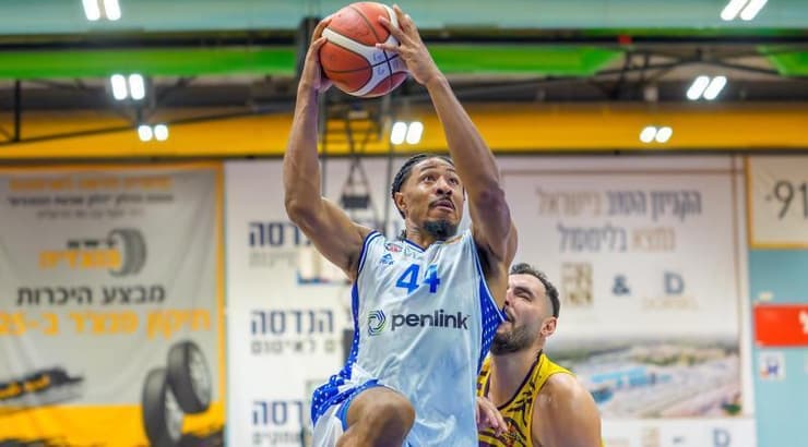 אלייז'ה סטיוארט עולה לסל