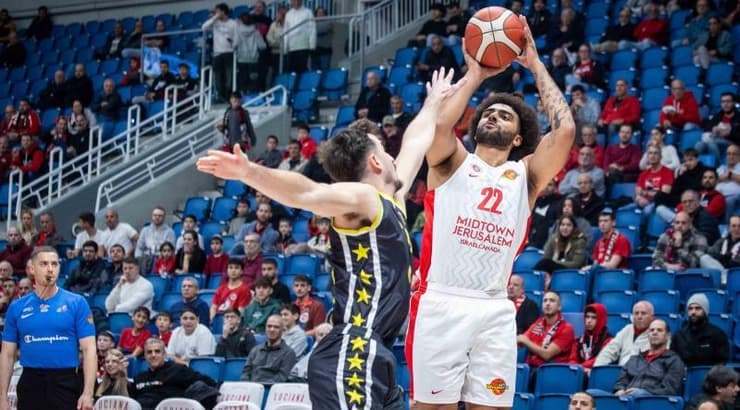 אנתוני לאמב זורק