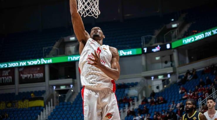 אוסטין ווילי עולה לסל