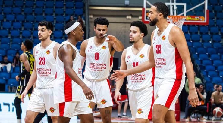 שחקני הפועל ירושלים חוגגים