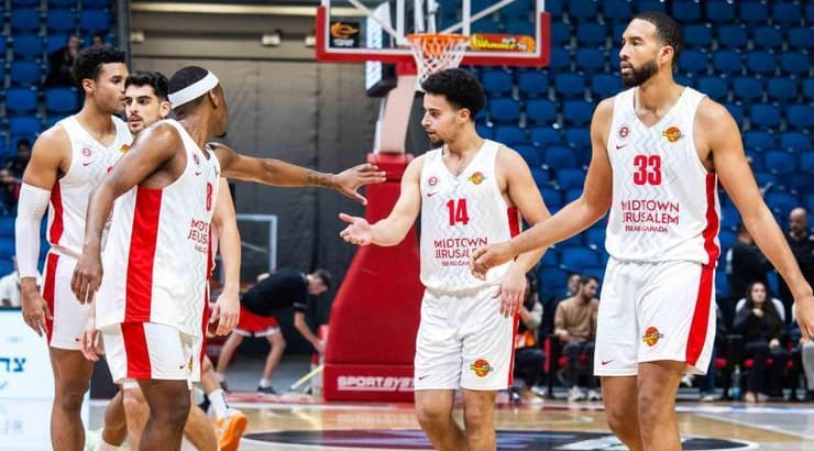 שחקני הפועל ירושלים חוגגים