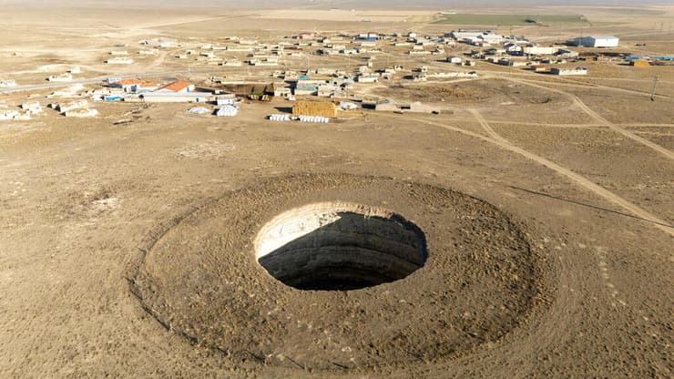 בולען שנפער סמוך ליישוב