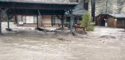 תושבי רייטהוד התבקשו להתפנות בעקבות הסופה הצפות בעיירה רייטהוד ב קליפורניה