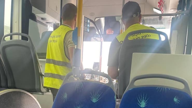 פועלים פלסטינים באוטובוס בגבעת זאב