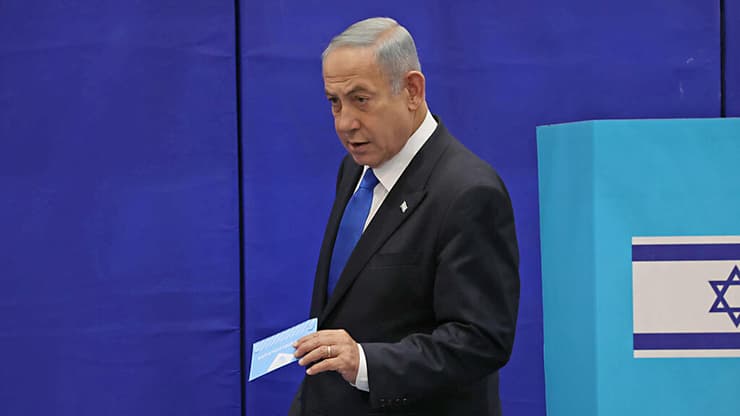 העברת מידע למפלגה על עצם ההצבעה - פגיעה בפרטיות. נתניהו בקלפי (צילום: עמית שאבי) בנימין נתניהו