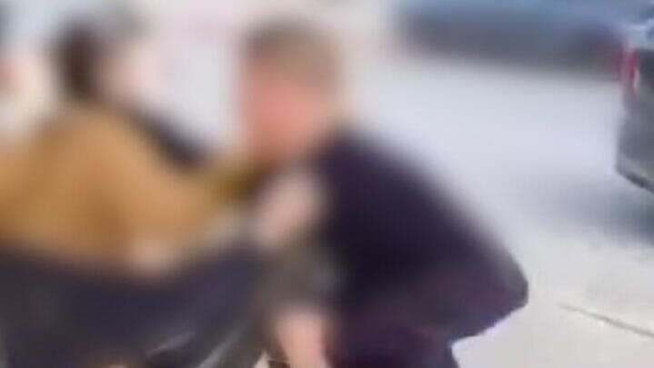 אירוע אלימות בין תושב למפגין מול ביתה של הפצ"רית