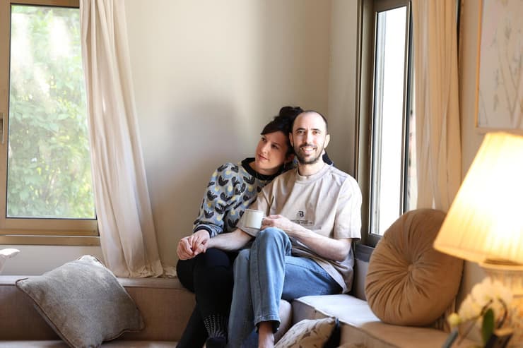 טל שהם עם אשתו עדי בביתם, אחרי 505 ימים בשבי חמאס  