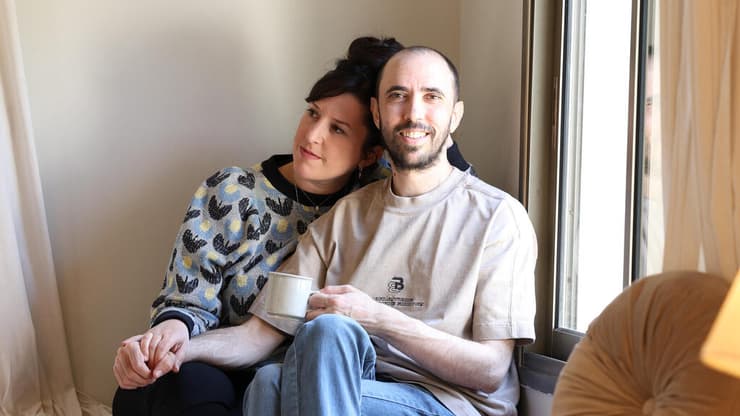 טל ועדי שהם, בבית (צילום: אביגיל עוזי) טל שהם עם אשתו עדי בביתם, אחרי 505 ימים בשבי חמאס