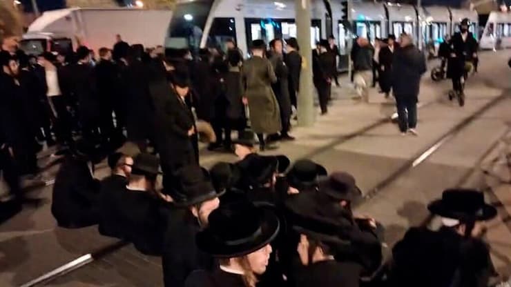נזק של מאות מיליונים ועיכוב הפרויקט. הפגנת קיצונים בירושלים על קו הרכבת הקלה (צילום: מוטי פרץ) הפגנת חרדים בירושלים בעקבות מעצר עריק