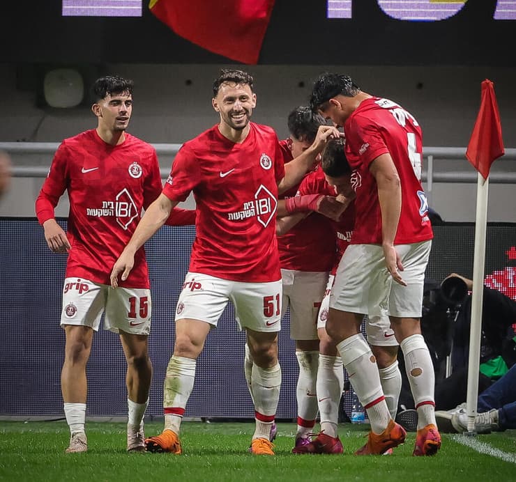 שחקני הפועל ת"א חוגגים עם רוי קורין