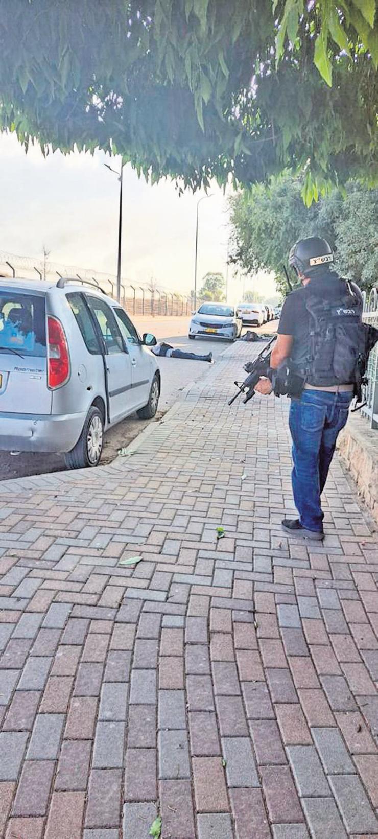 הרבש"ץ משה קפלן בקרב ליד בית משפחת אבו אל־היג'א בקיבוץ מפלסים